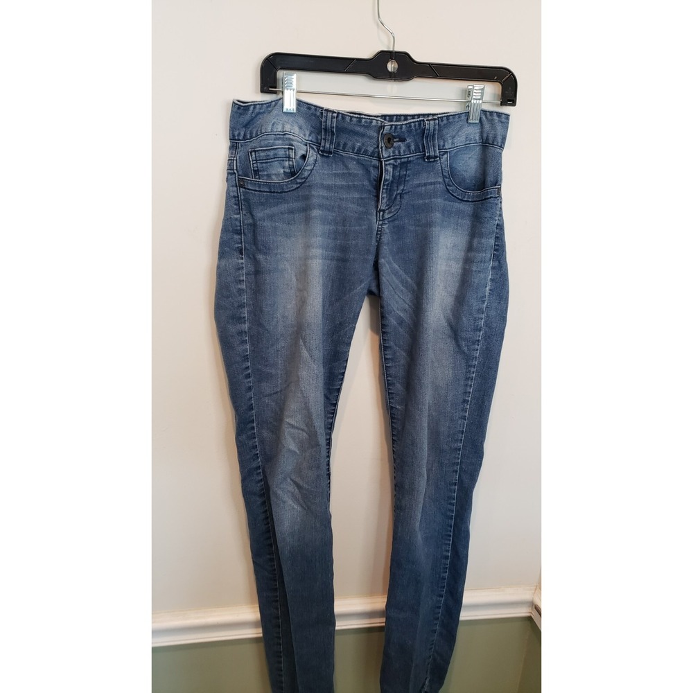 Women Guess Distressed Jeans tag is a 28, 32 inseam
